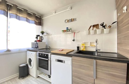 Sablon - Trudaine Apartment | Cozy 3-Bedroom Retreat with Workspaces and Breakfast