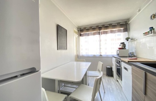 Sablon - Trudaine Apartment | Cozy 3-Bedroom Retreat with Workspaces and Breakfast
