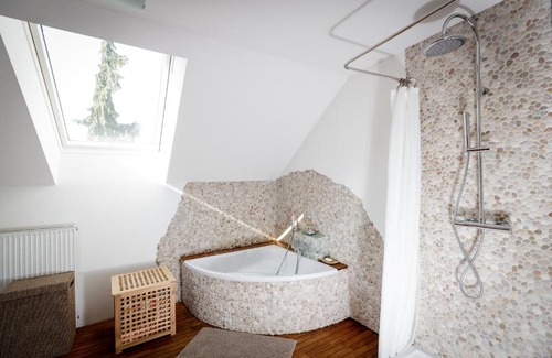 Zirovnica Apartment | Ideal Family Retreat: Cozy Apartment Benč with Top Ratings