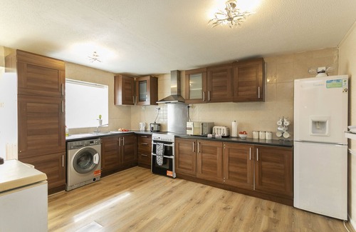 Vange House | Comfortable Stay with Free Wifi and Breakfast Near City