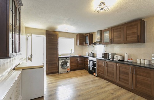 Vange House | Comfortable Stay with Free Wifi and Breakfast Near City