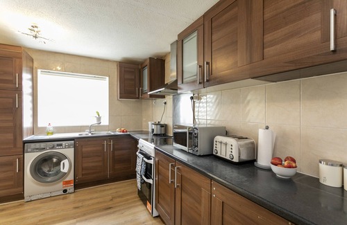 Vange House | Comfortable Stay with Free Wifi and Breakfast Near City