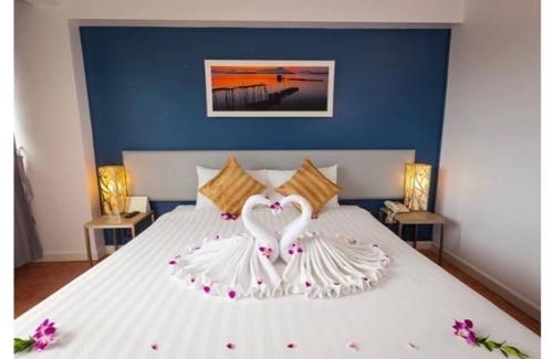 Karon Hotel | Inviting Family Room Near Karon Beach with Breakfast Included