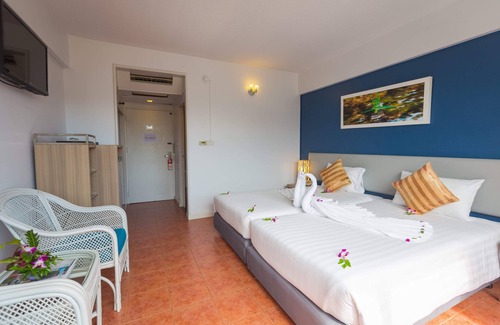Karon Hotel | Inviting Family Room Near Karon Beach with Breakfast Included