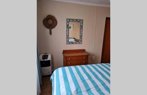 Still Bay House | Charming Stone Cottage: 4-Star Retreat for Families & Pets