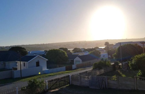 Still Bay House | Charming Stone Cottage: 4-Star Retreat for Families & Pets