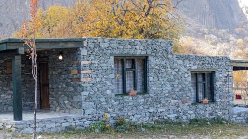 Minapin Hotel | Inviting Stay at Cosy Stones with Pet-Friendly Amenities