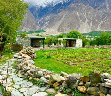 Minapin Hotel | Inviting Stay at Cosy Stones with Pet-Friendly Amenities