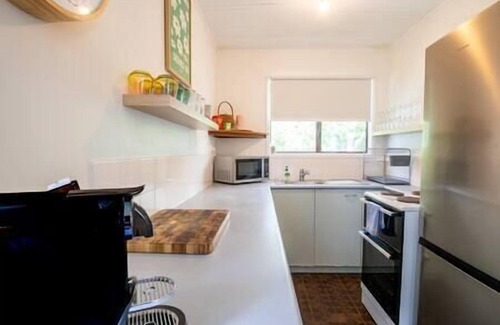 Point Lookout Cottage | Pet-Friendly Cosy Straddie Cottage for Family Getaways