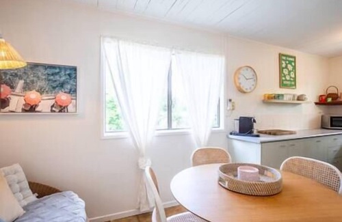 Point Lookout Cottage | Pet-Friendly Cosy Straddie Cottage for Family Getaways