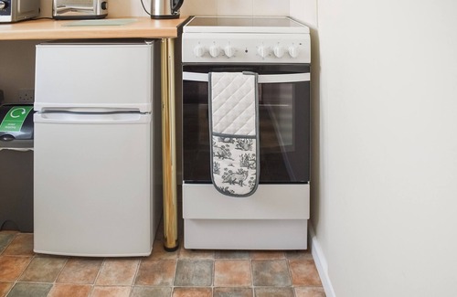 Sheringham Cottage | Cozy Studio Close to Amenities with Ocean View