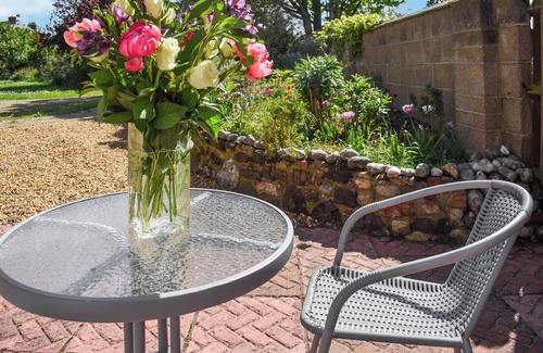 Sheringham Cottage | Cozy Studio Close to Amenities with Ocean View