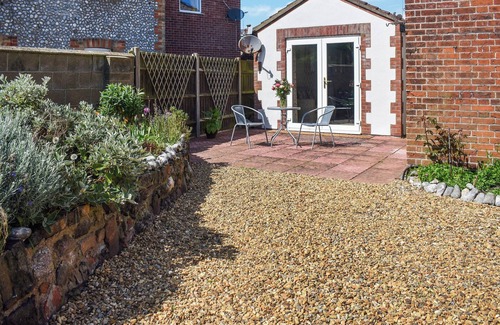 Sheringham Cottage | Cozy Studio Close to Amenities with Ocean View