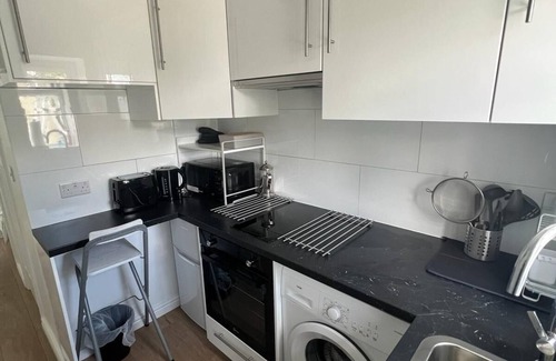 New Eltham Apartment | Cozy Studio Apartment in London with Spa & Hot Tub Access