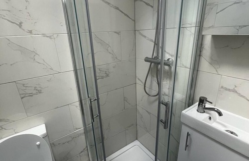 New Eltham Apartment | Cozy Studio Apartment in London with Spa & Hot Tub Access