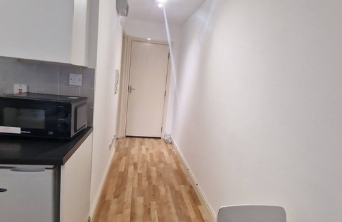 Camberwell Green Apartment | Comfortable Studio Retreat in Camberwell Zone 2