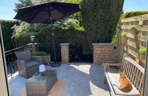 Courcelles House | Modern One Bedroom Retreat with Terrace & WiFi at Courcelles