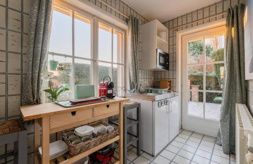 Courcelles House | Modern One Bedroom Retreat with Terrace & WiFi at Courcelles