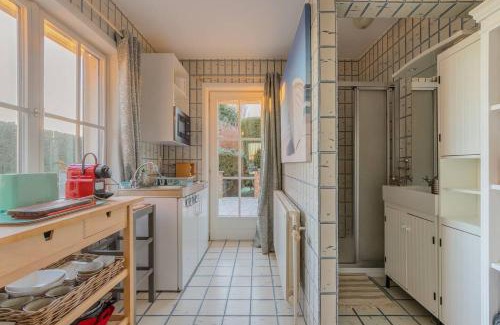 Courcelles House | Modern One Bedroom Retreat with Terrace & WiFi at Courcelles