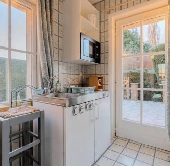 Courcelles House | Modern One Bedroom Retreat with Terrace & WiFi at Courcelles