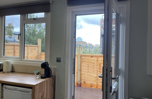 West Brompton Apartment | Charming Studio Flat with Balcony in Central London