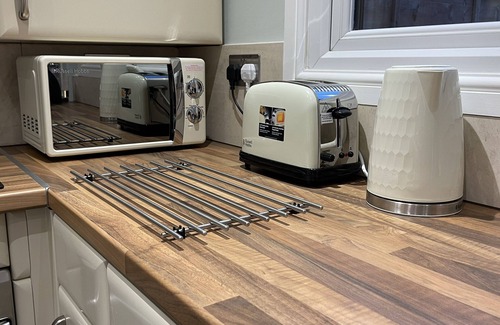 West Brompton Apartment | Charming Studio Flat with Balcony in Central London