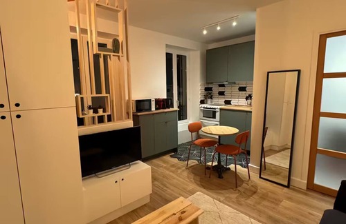 Hotel de Ville Apartment | Cosy Studio 20 min from central Paris