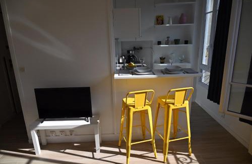 Louis Bertrand-Mirabeau-Semard Apartment | Comfortable Cosy Studio - Ideal for Families on a Budget