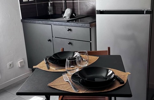 Pignan Apartment | Cosy studio in Pignan in the heart of the medieval village