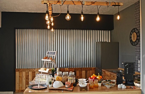 Kalithies Apartment | Quiet Retreat: Cosy Studio with Kitchen and Breakfast