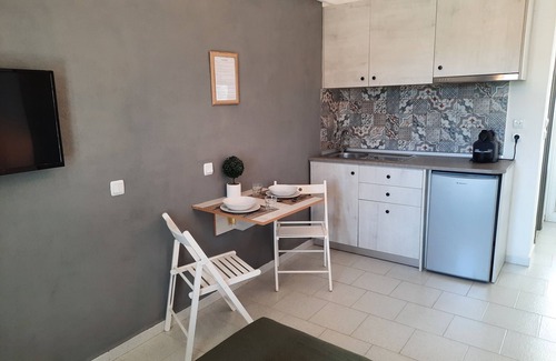 Kalithies Apartment | Quiet Retreat: Cosy Studio with Kitchen and Breakfast
