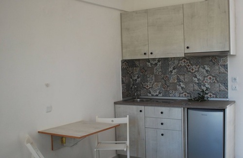 Kalithies Apartment | Quiet Retreat: Cosy Studio with Kitchen and Breakfast