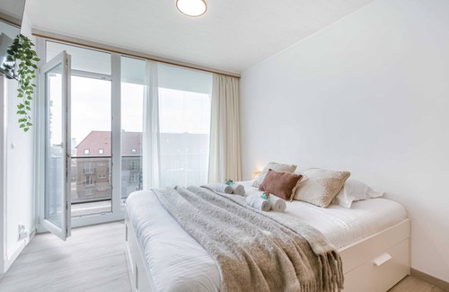 Raversijde Apartment | Cozy Studio with Ocean View Steps from the Beach