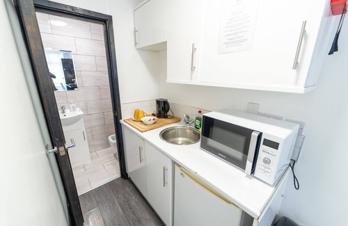 Selly Oak Apartment | Cozy Studio Near UOB - 10 Minutes from the City!