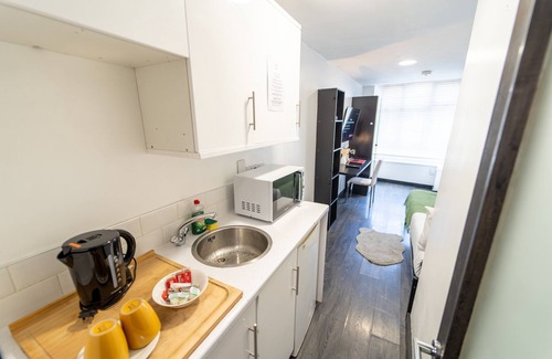 Selly Oak Apartment | Cozy Studio Near UOB - 10 Minutes from the City!