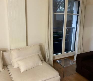 Puteaux Apartment | Welcoming Studio in Puteaux - Child Friendly & Highly Rated