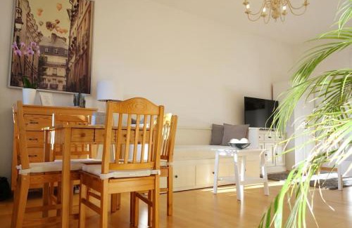 Outer Neustadt Apartment | Cozy Studio with Sunny Balcony in Neustadt's It-District