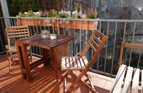 Outer Neustadt Apartment | Cozy Studio with Sunny Balcony in Neustadt's It-District