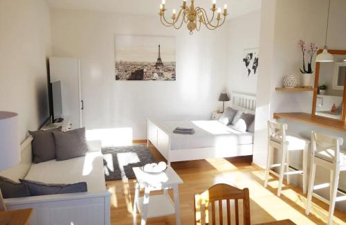 Outer Neustadt Apartment | Cozy Studio with Sunny Balcony in Neustadt's It-District
