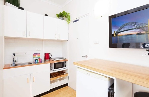 Darling Point Apartment | Inviting Studio with Rooftop Terrace and Scenic Bay Views