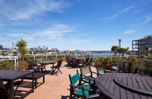 Darling Point Apartment | Inviting Studio with Rooftop Terrace and Scenic Bay Views