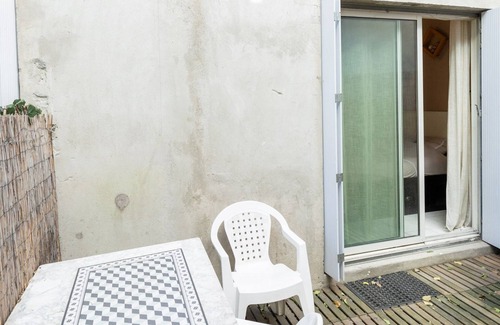 Les Arceaux Apartment | Cozy Studio Retreat with Courtyard and Pet-Friendly Amenities