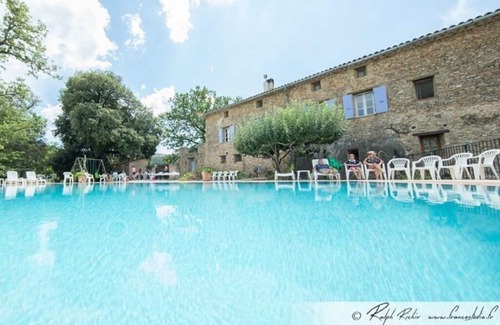 Signes Apartment | Charming Studio Retreat with Pool Amidst Scenic Vineyards