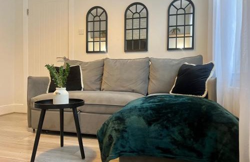 Lea Bridge Apartment | Chic Boho 2-Bed Flat with Garden, Rated 9/10 by Guests