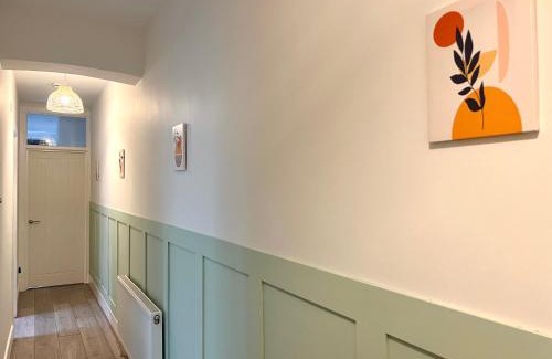 Lea Bridge Apartment | Chic Boho 2-Bed Flat with Garden, Rated 9/10 by Guests