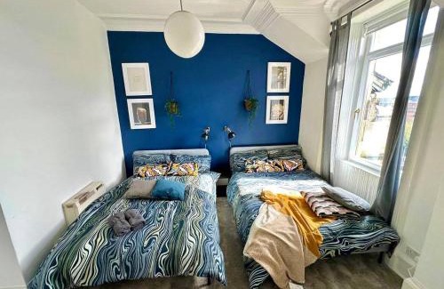 Dumbarton Apartment | Chic and Family-Friendly Dumbarton Flat with Great Reviews