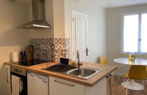 Chateau-Renault Apartment | Comfortable T1 Near Shops and Major Roads - Rated 8.4/10