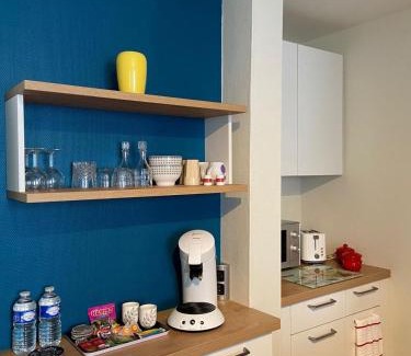 Chateau-Renault Apartment | Comfortable T1 Near Shops and Major Roads - Rated 8.4/10