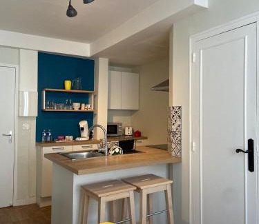 Chateau-Renault Apartment | Comfortable T1 Near Shops and Major Roads - Rated 8.4/10