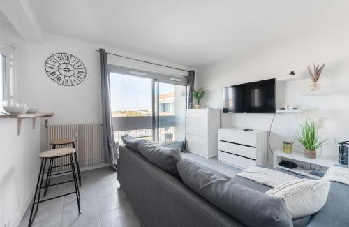 Papus Apartment | Inviting T2 with Private Terrace and Parking for Families